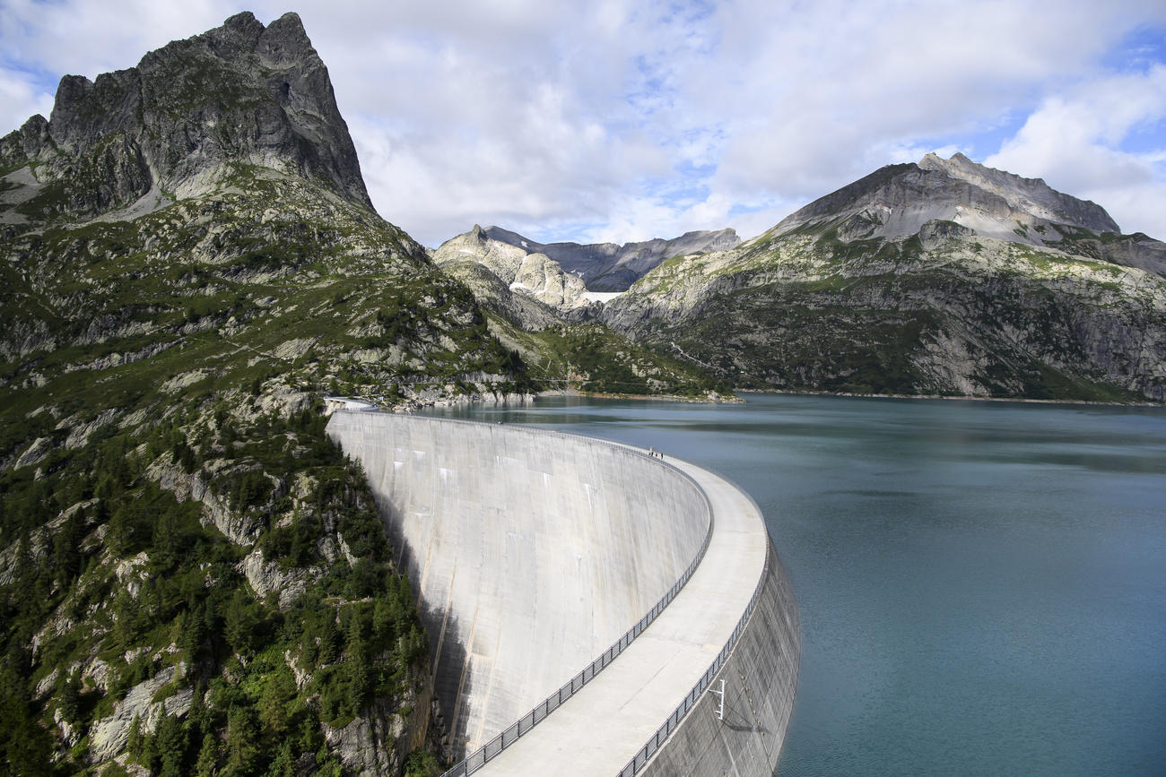 diga e lago artificiale