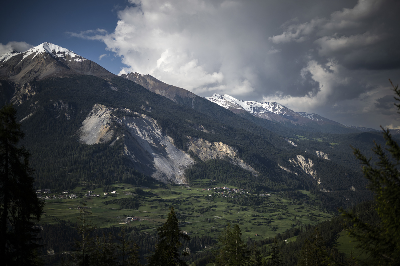 Das Dorf Brienz im Kanton Graubünden am Fusse des Berges mit beleuchteter Kirche in der Nacht