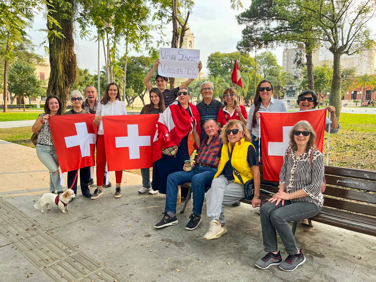 El 1 de agosto es un día significativo: “Cada año, aquí en Argentina, celebramos la fiesta nacional suiza y reafirmamos con orgullo nuestra identidad”, comenta Dylan Kunz (en el centro de la foto, pancarta en mano).