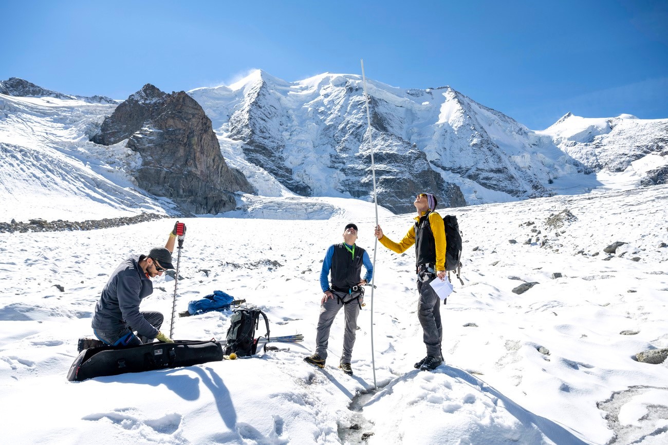 Измерения на Леднике Перс (Persgletscher): проект на базе Швейцарской системы мониторинга состояния ледников GLAMOS — одной из старейших в мире. С Персией ледник не имеет ничего общего: pers на ретороманском означает «потерянный».