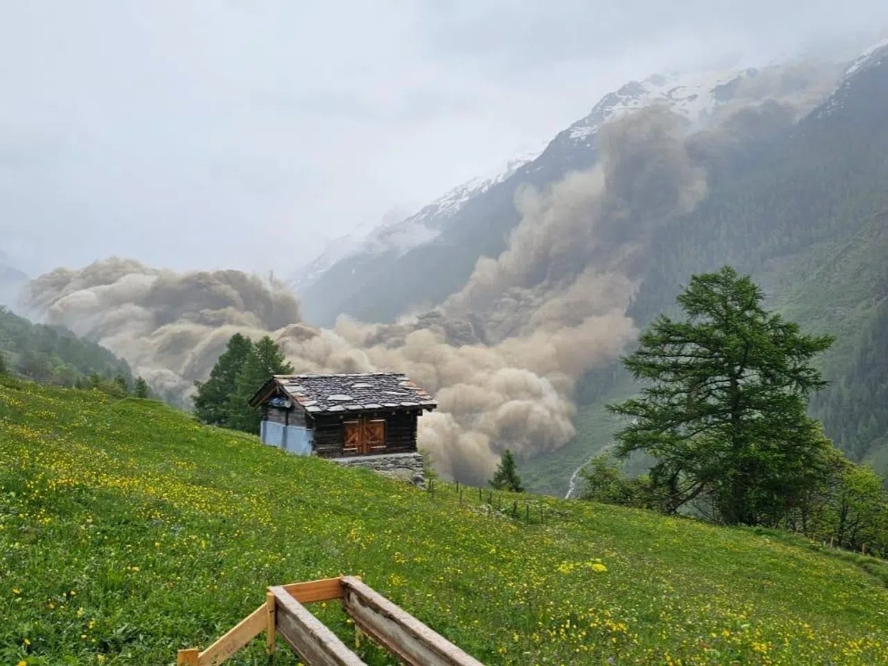 Grosse Staubwolke hinter einem Bauernstadel