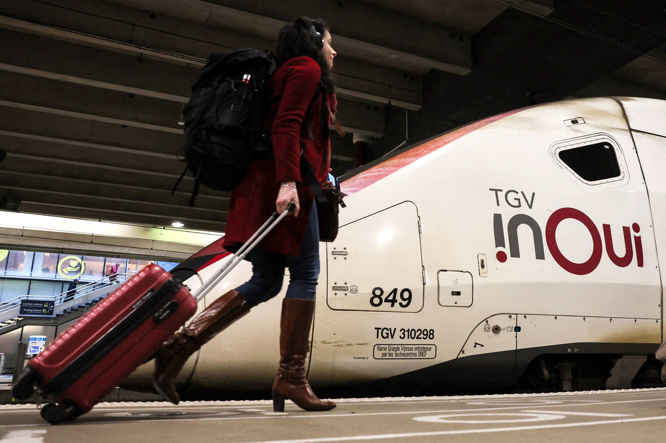 Eine Frau vor einem TGV