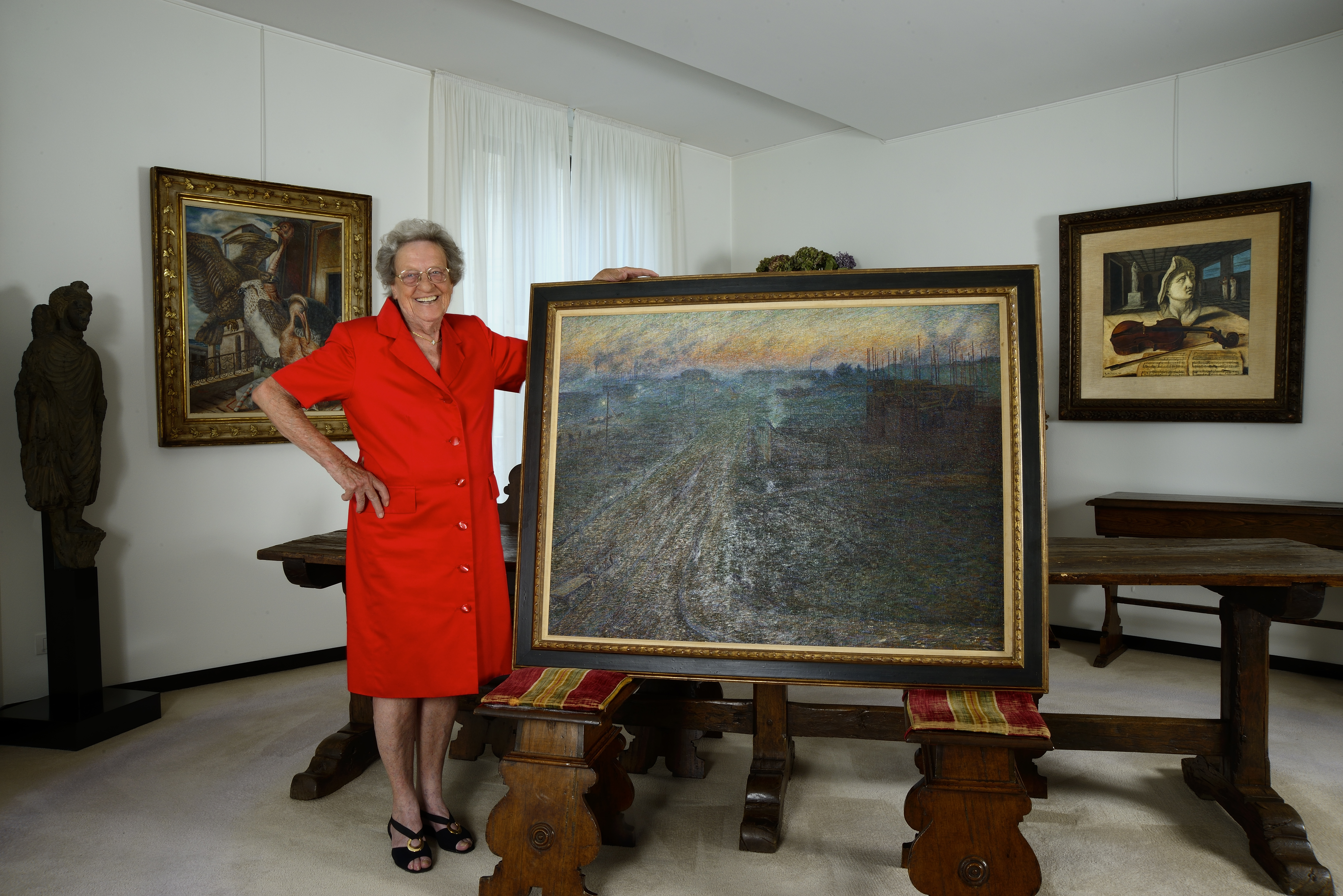 Giuseppina Antognini mit einem Gemälde