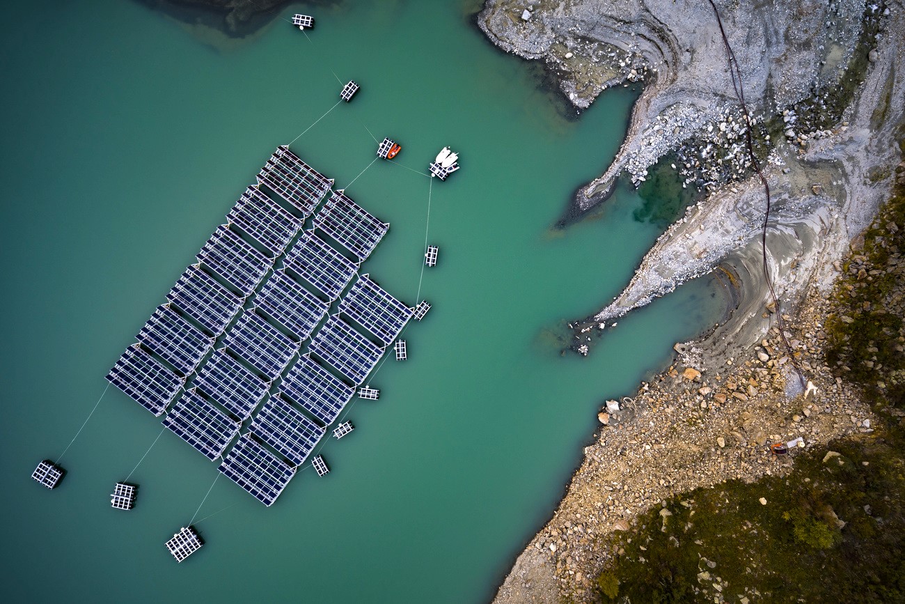 Schwimmendes Solarkraftwerk auf einem Stausee in den Bergen
